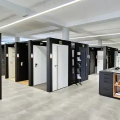 Salon z drzwiami i oknami, prezentujący różne modele, w tym drzwi Gerda i DRE.