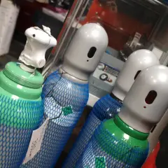 Butla z gazem, zielono-niebieska, z zaworem. Idealna, gdy zastanawiasz się, jaki gaz do TIG.