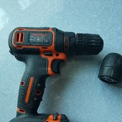 Jak zdjąć głowicę z wiertarki Black & Decker bez problemów i stresu