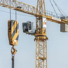 Jak działa dźwig – zrozumienie mechanizmów i typów dźwigów w budownictwie