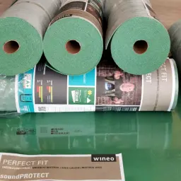 Rolki zielonego podkładu pod panele laminowane Wineo SoundPROTECT. Idealny materiał izolacyjny, zapewniający komfort i ochronę.