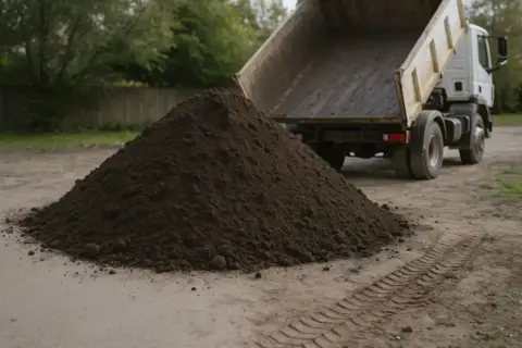 Ziemia z wywrotki tworzy kopiec. Zastanawiasz się, ile waży metr sześcienny ziemi?