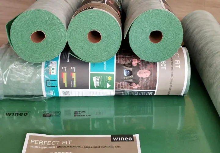 Rolki zielonego podkładu pod panele laminowane Wineo SoundPROTECT. Idealny materiał izolacyjny, zapewniający komfort i ochronę.