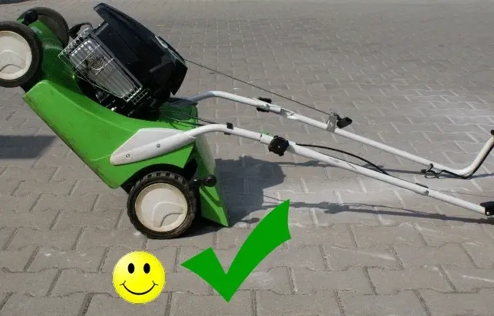 Na którą stronę przechylać kosiarkę, aby uniknąć uszkodzeń?