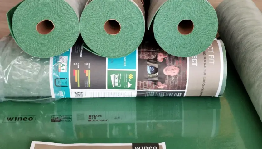 Rolki zielonego podkładu pod panele laminowane Wineo SoundPROTECT. Idealny materiał izolacyjny, zapewniający komfort i ochronę.