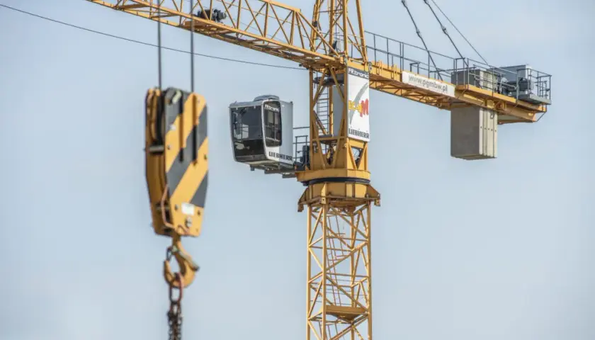 Jak działa dźwig – zrozumienie mechanizmów i typów dźwigów w budownictwie