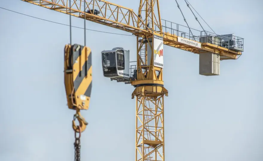 Jak działa dźwig – zrozumienie mechanizmów i typów dźwigów w budownictwie