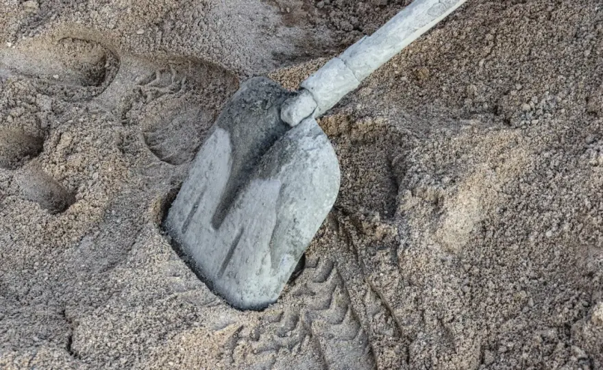 Ile cementu na m3 betonu B20? Proporcje i błędy