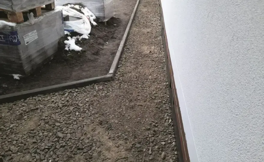 Opaska kamienna wokół domu - jak zrobić i uniknąć błędów?
