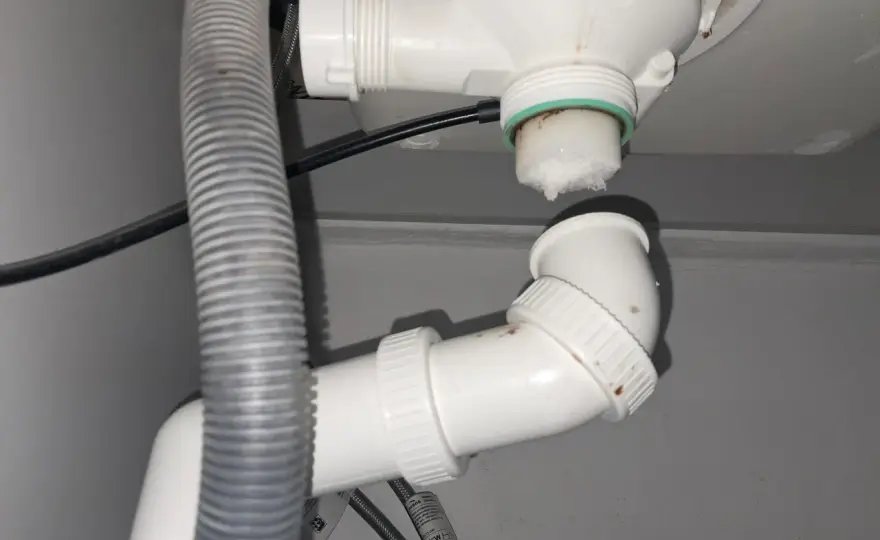 Udrożnij rury - Poradnik: Kiedy spirala, a kiedy hydraulik?