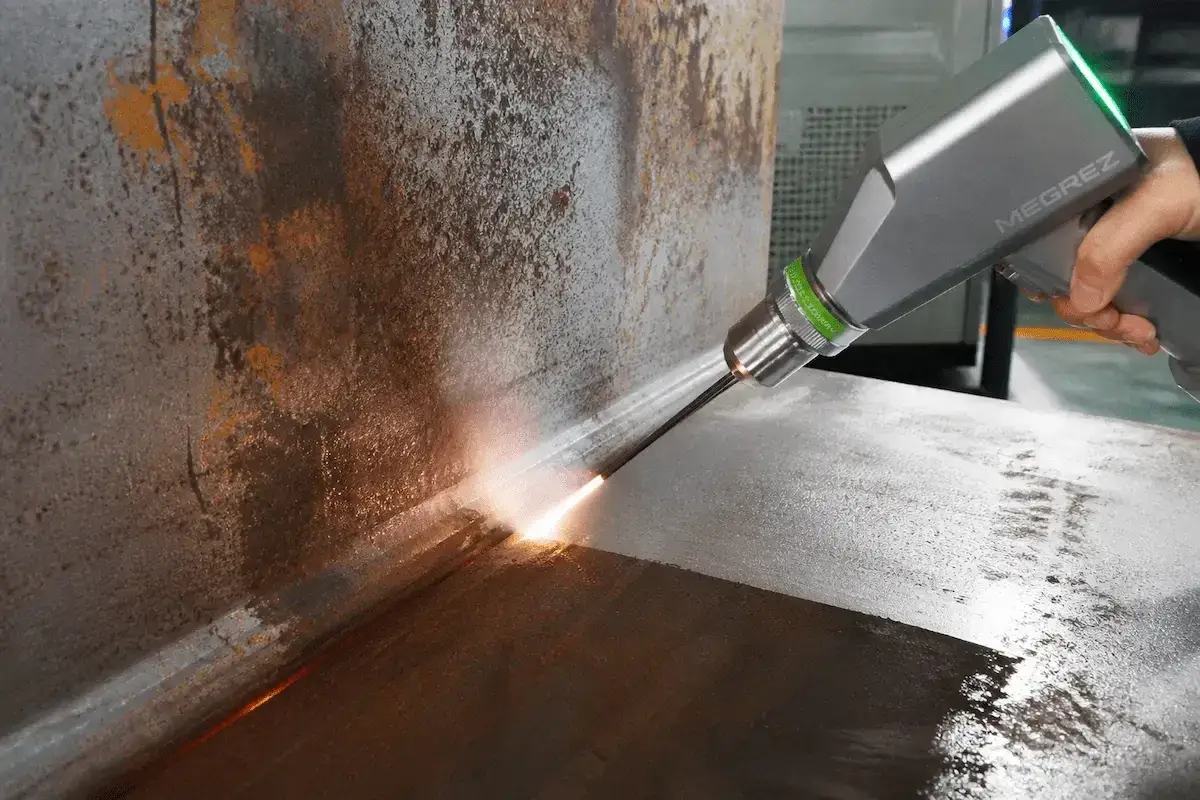 Ręczne czyszczenie laserowe usuwa rdzę z metalowej powierzchni.